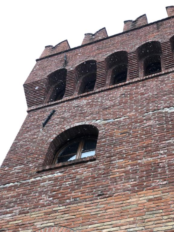 AgnadelloIl Feudo Di Agnadello的一座高大的砖钟楼,有两个窗户
