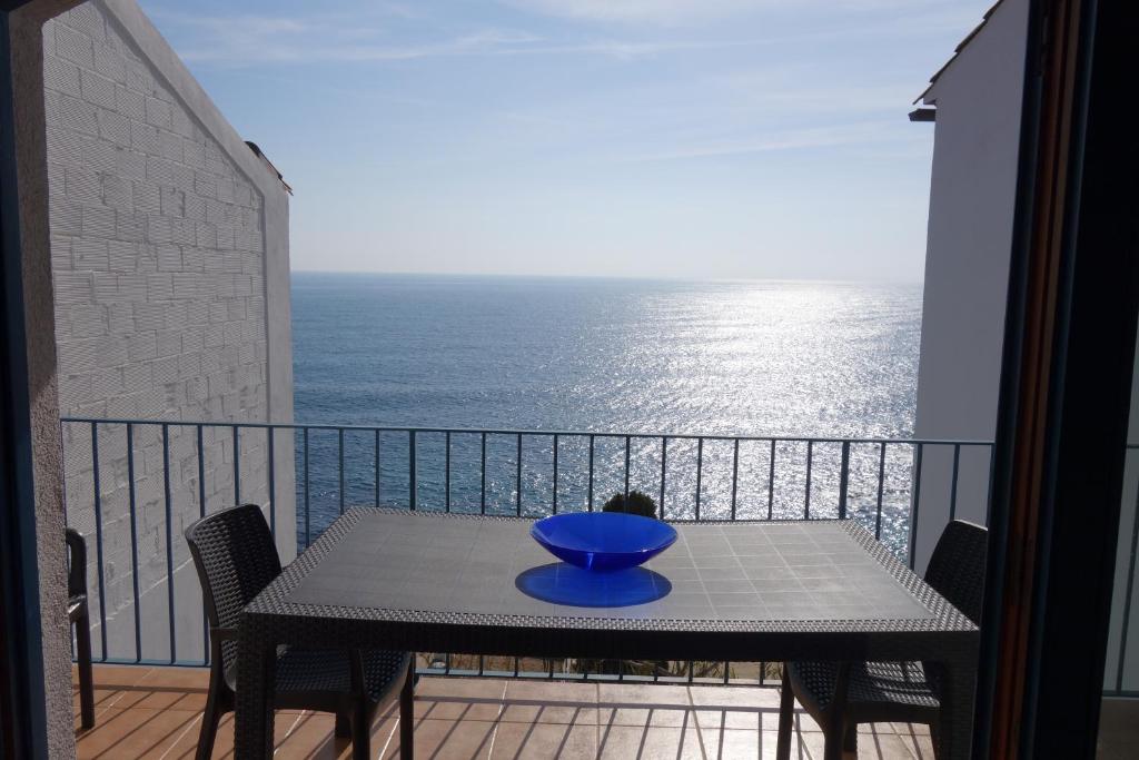 卡莱利亚德帕拉弗鲁赫尔Duplex in front of the sea in Calella de Palafrugell -130的阳台上的一张桌子上的一个蓝色碗