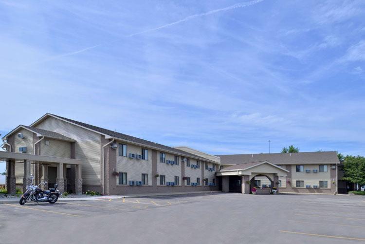 South Sioux CityCottonwood Inn and Conference Center的停泊在停车场的摩托车建筑