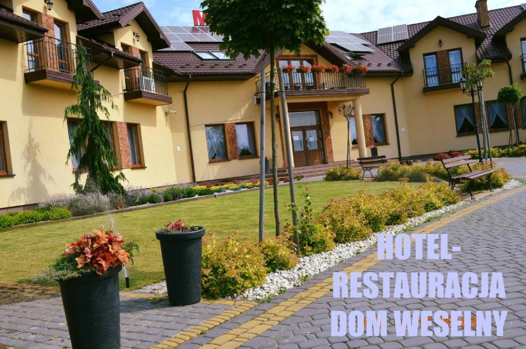 Chustki贝拉腾汽车旅馆-餐厅的带有标志的房屋,上面写着酒店餐厅缩减的标志