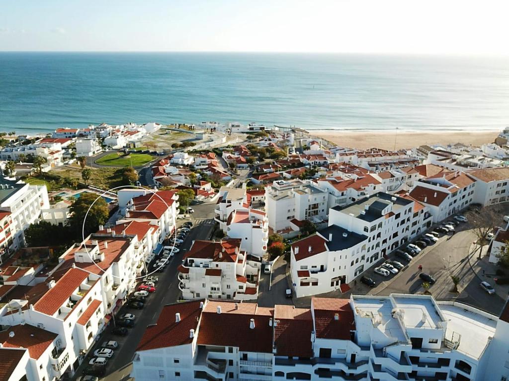 阿尔布费拉Jcmar Apartments - 100 m from the beach - free wifi - by bedzy的城市和海洋的空中景观
