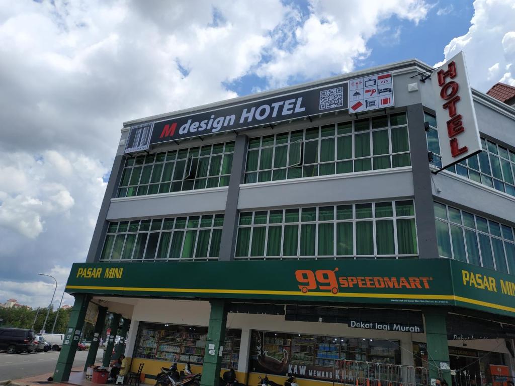 班吉M Design Hotel @ Bangi 7的上面有标志的建筑