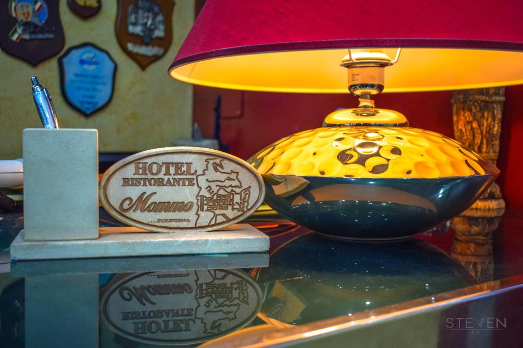 Polistena莫墨餐厅酒店的桌子上一盏灯,上面有灯