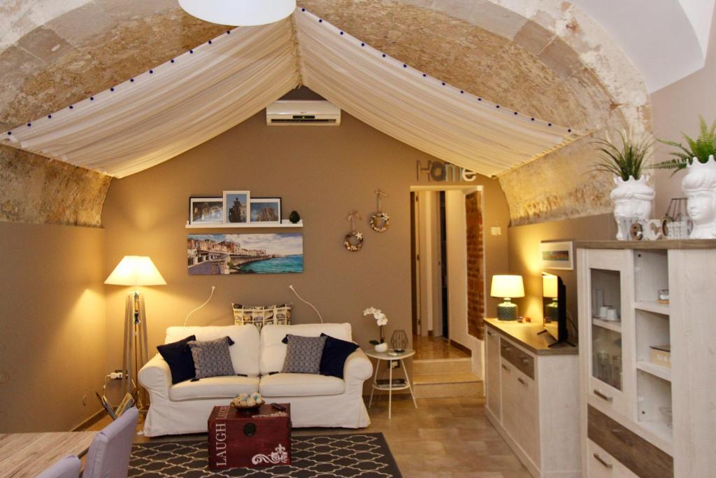 锡拉库扎Casa Gargallo 28的客厅设有白色沙发和天花板