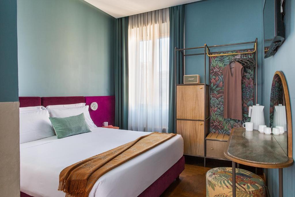 罗马Condominio Monti Boutique Hotel的一间卧室设有一张大床和一个窗户。