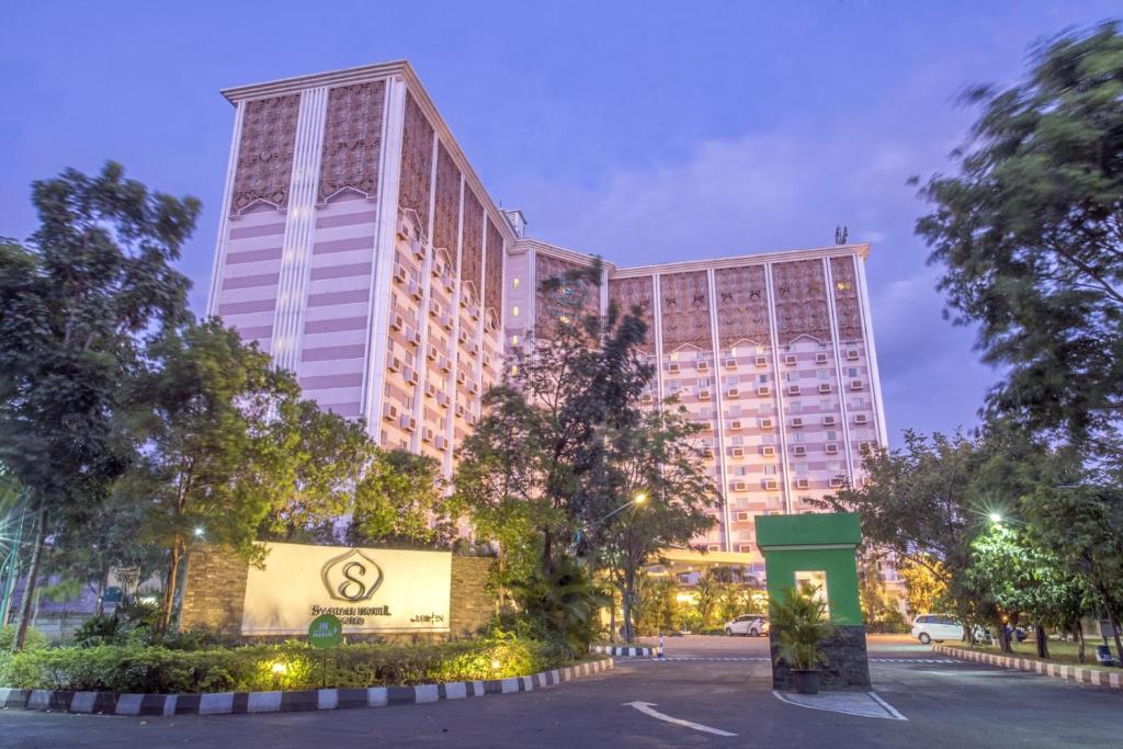 梭罗Lorin Syariah Solo Hotel的前面有标志的大建筑