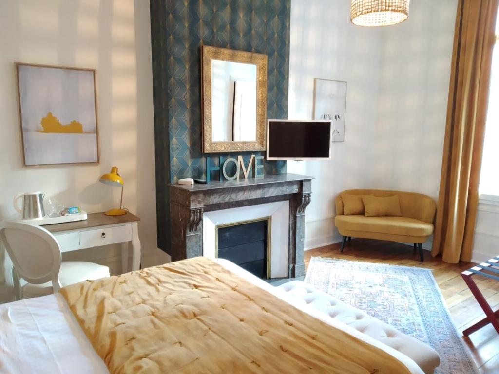 图尔瓦勒德洛尔酒店的客厅设有一张床和一个壁炉