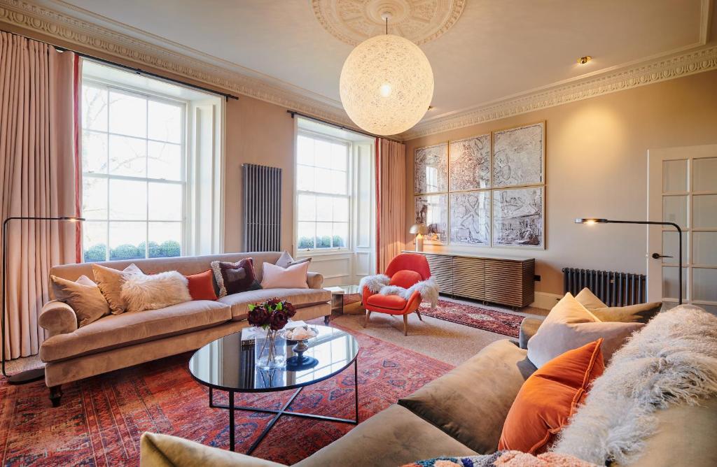 珀斯亚历山大住宅酒店的客厅配有沙发和桌子