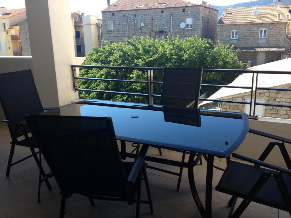 普罗普里亚诺波尔图钢琴公寓的阳台上配有蓝色的桌椅