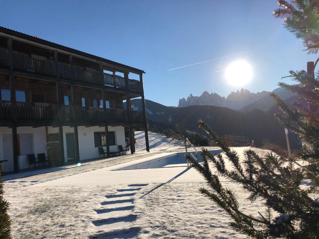 布列瑟农奥伯普兰彻霍夫山区马厩公寓的雪中,太阳在背后的建筑