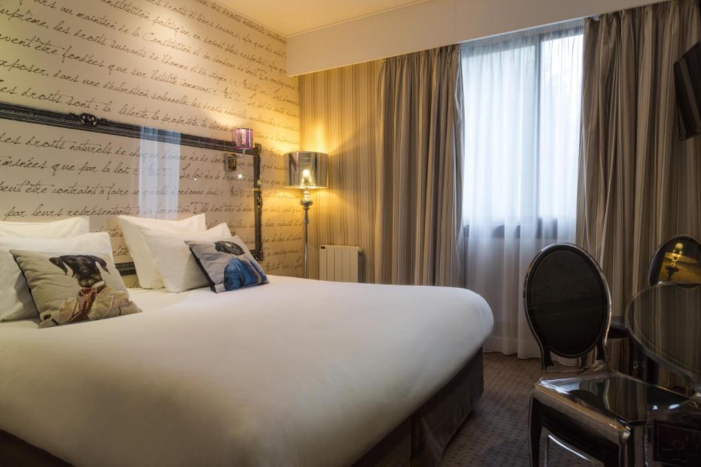吕埃尔-马尔迈松Hotel Albert 1er的一间设有大床和窗户的酒店客房