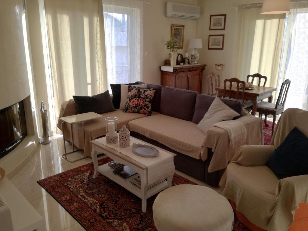 雅典Maria's House的客厅配有沙发和桌子