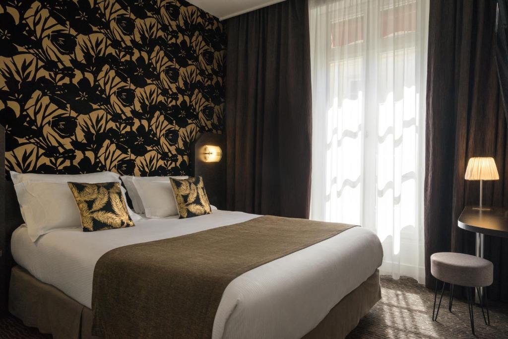 南特Hotel Voltaire Opera Nantes Centre的一间卧室配有一张黑色和金色壁纸的床