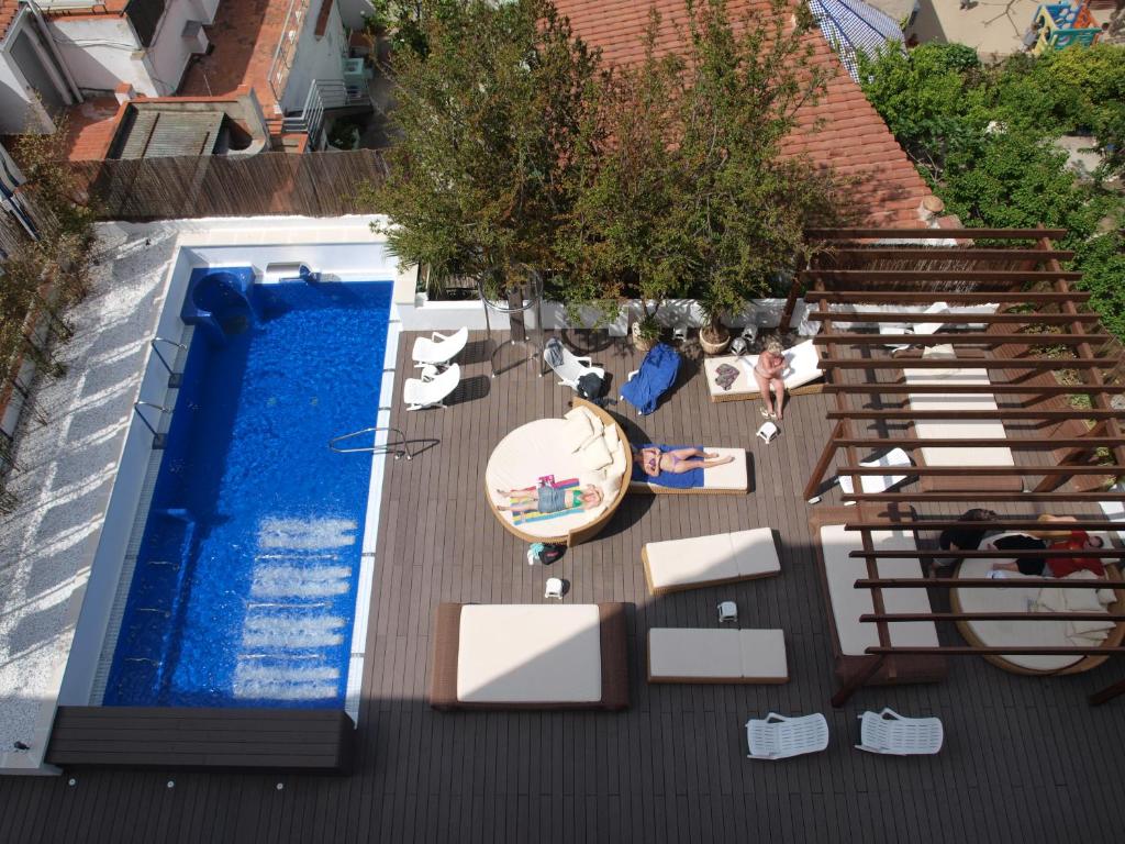 锡切斯普拉特雅道尔酒店的甲板上游泳池的顶部景色