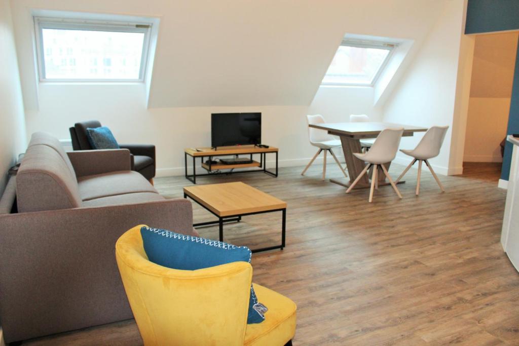 勒芒STUDIO COCON ULTRA CENTRE LE MANS的客厅配有沙发和桌子