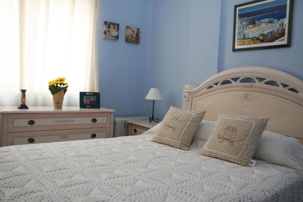 托雷德尔马尔Ana´s的卧室配有带枕头的大型白色床