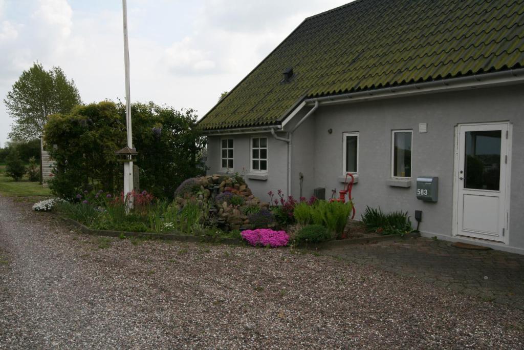 凯特明讷Guldbergs Guesthouse的前面有鲜花的白色房子