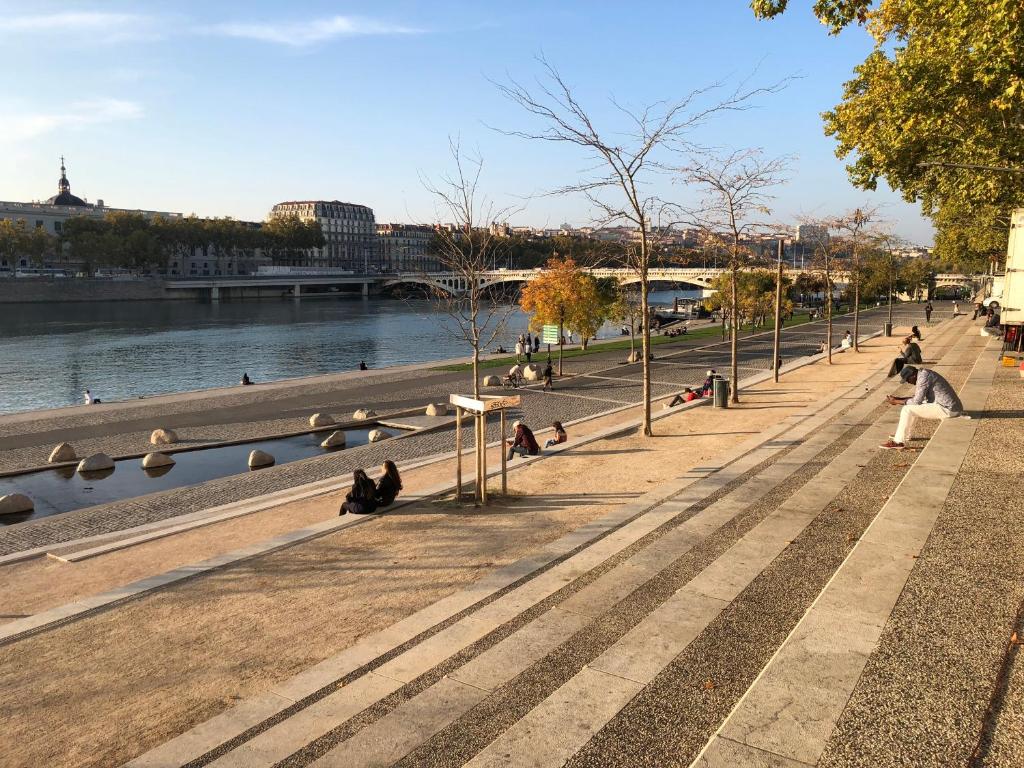 公寓附近的河景