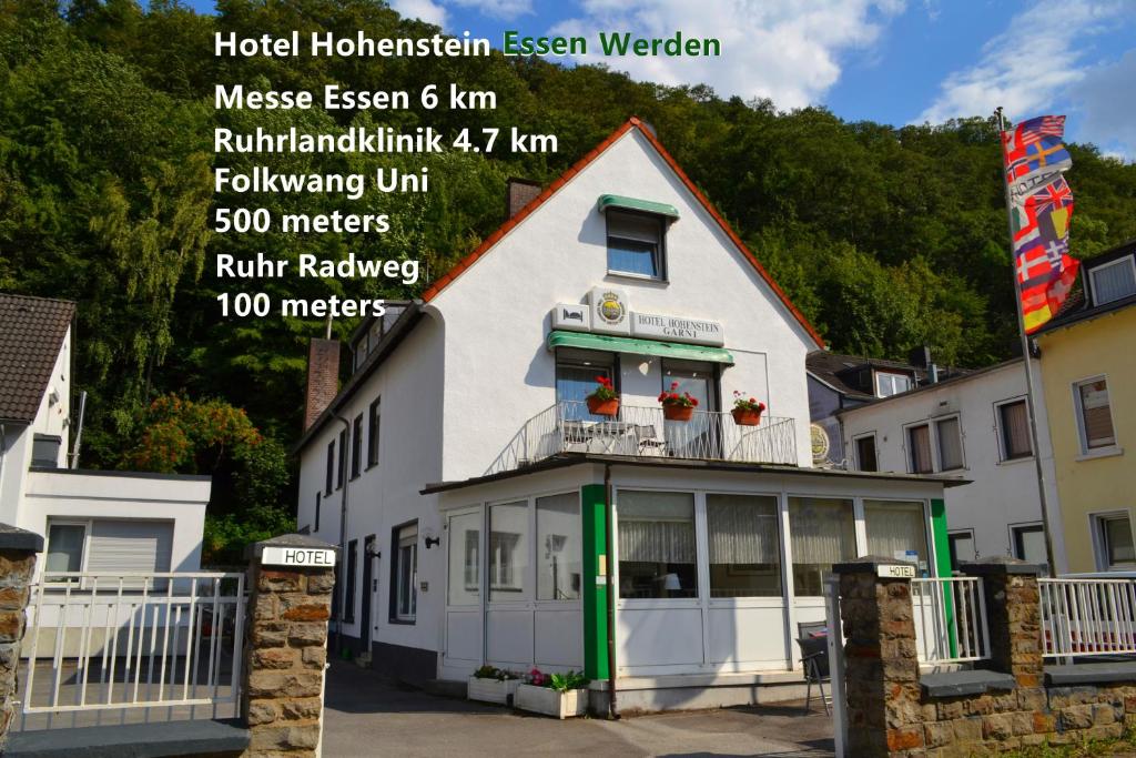 埃森Hotel Hohenstein -Radweg-Messe-Baldeneysee的一座标有酒店标志的建筑