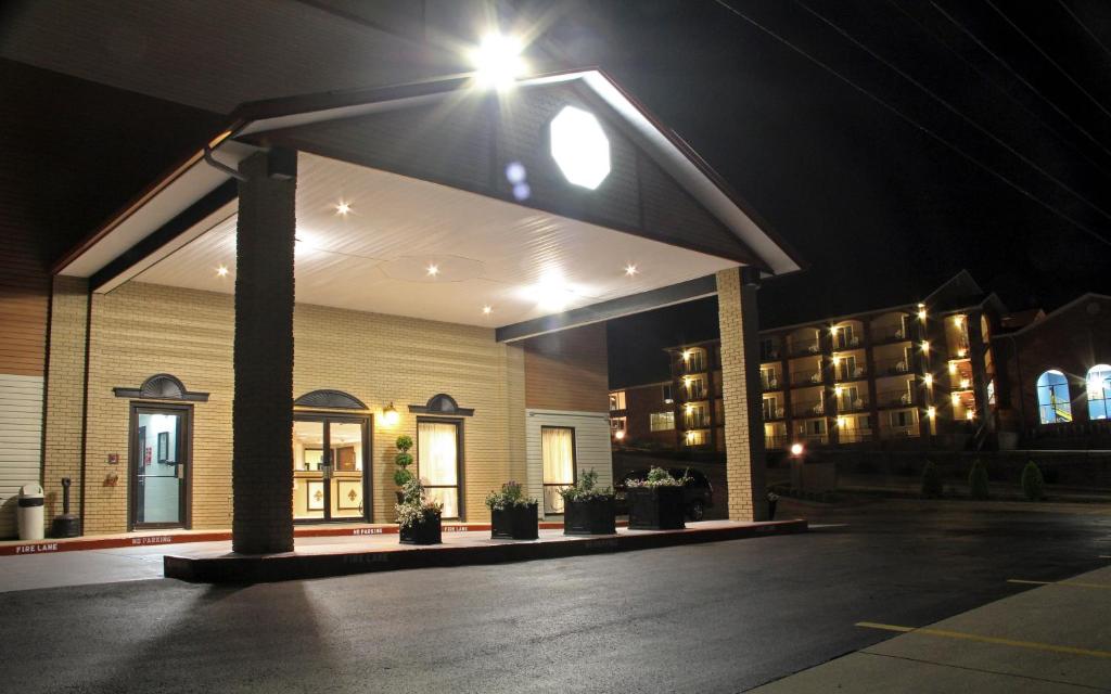 布兰森汇景套房酒店的夜间大楼前的一个空停车位