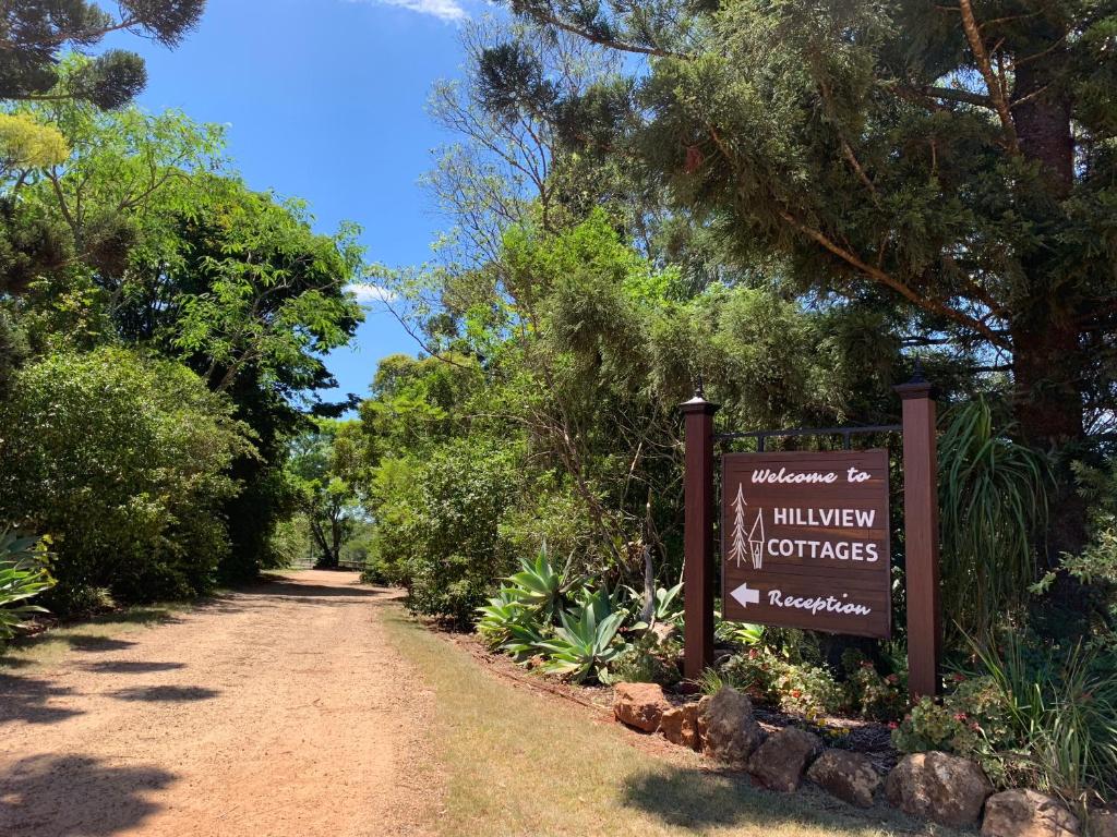 金格罗伊山景小屋酒店的 ⁇ 树丛的标志