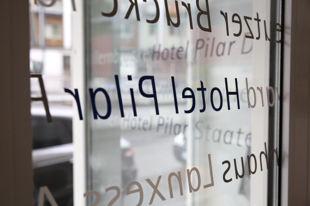 科隆皮拉尔伽尼酒店的玻璃门上写着活塞石膏字