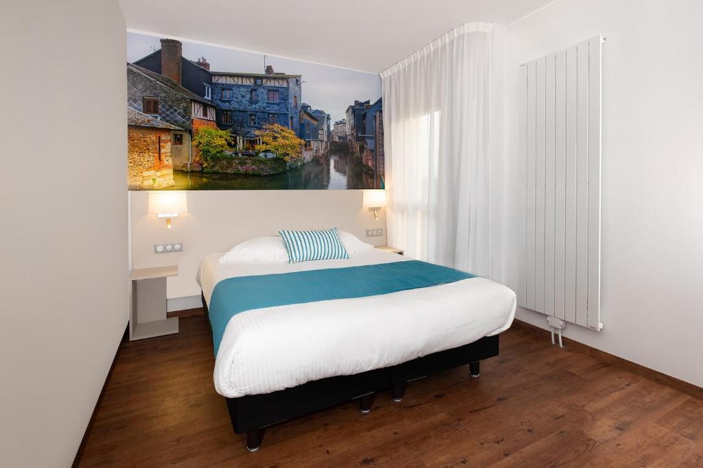 蓬托德梅尔The Originals City, Hôtel Acadine, Pont-Audemer的卧室配有一张床,墙上挂有绘画作品