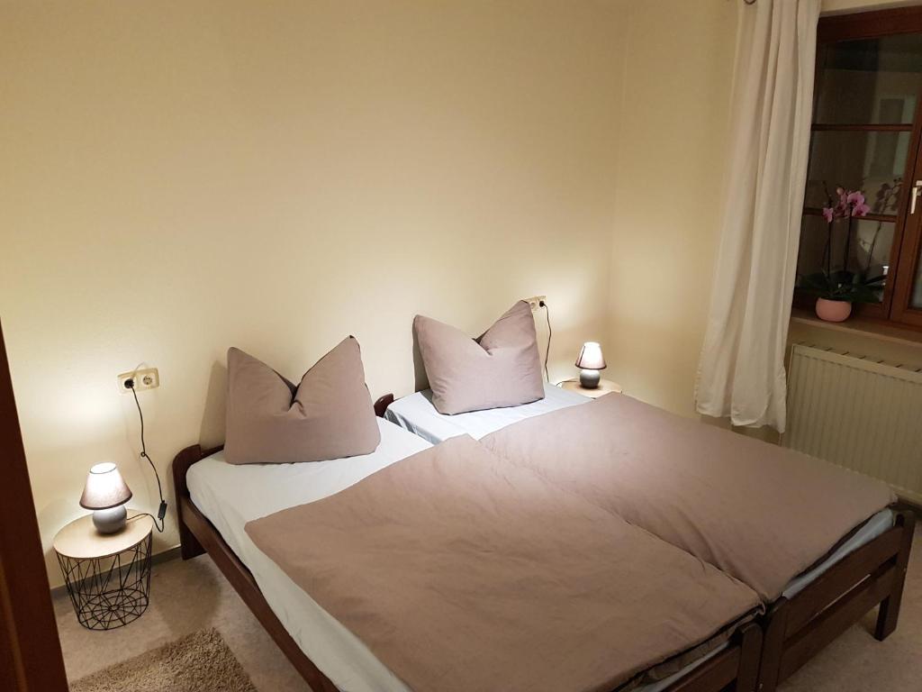 维尔茨堡fewofelix的一间卧室配有两张带白色枕头的床和窗户。