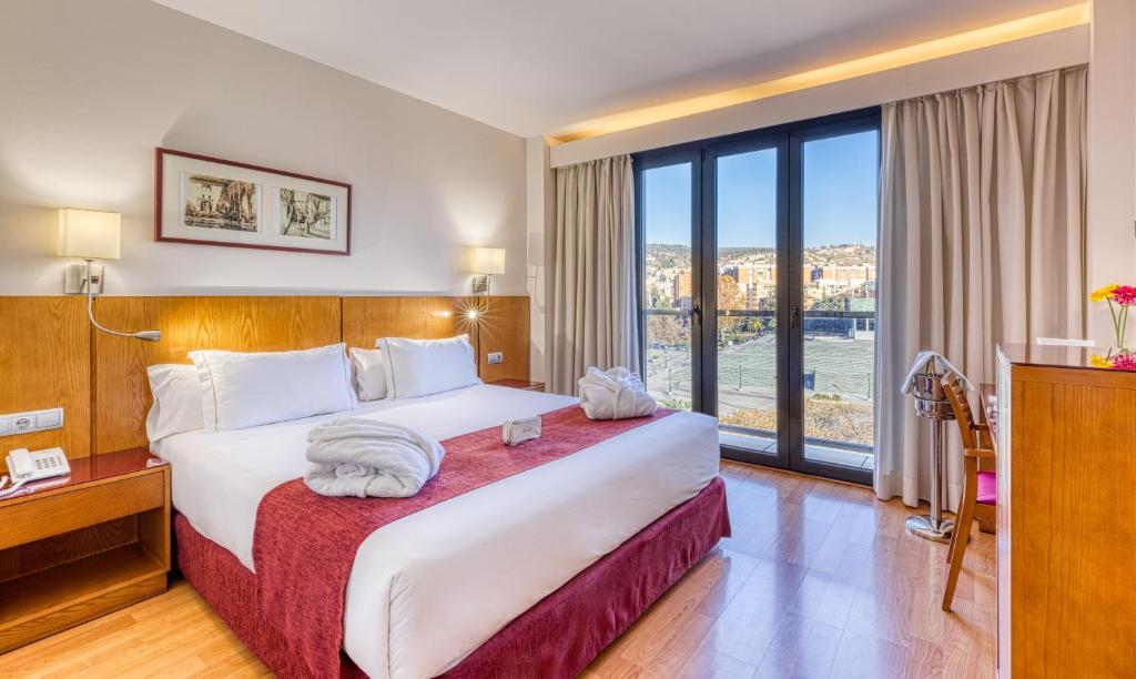 格拉纳达Senator Granada的酒店客房设有一张床和一个大窗户