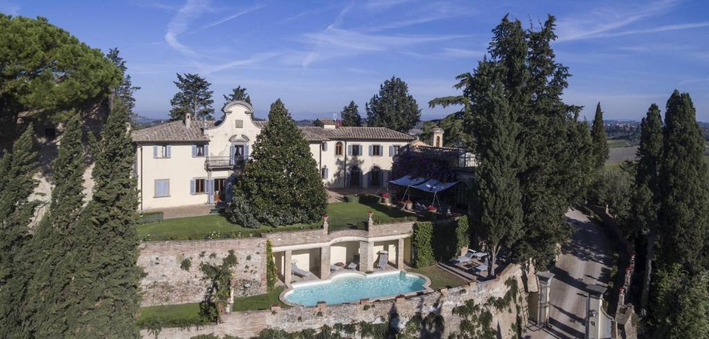 卡斯泰尔菲奥伦蒂诺Villa di Cabbiavoli的享有大厦空中美景,设有游泳池