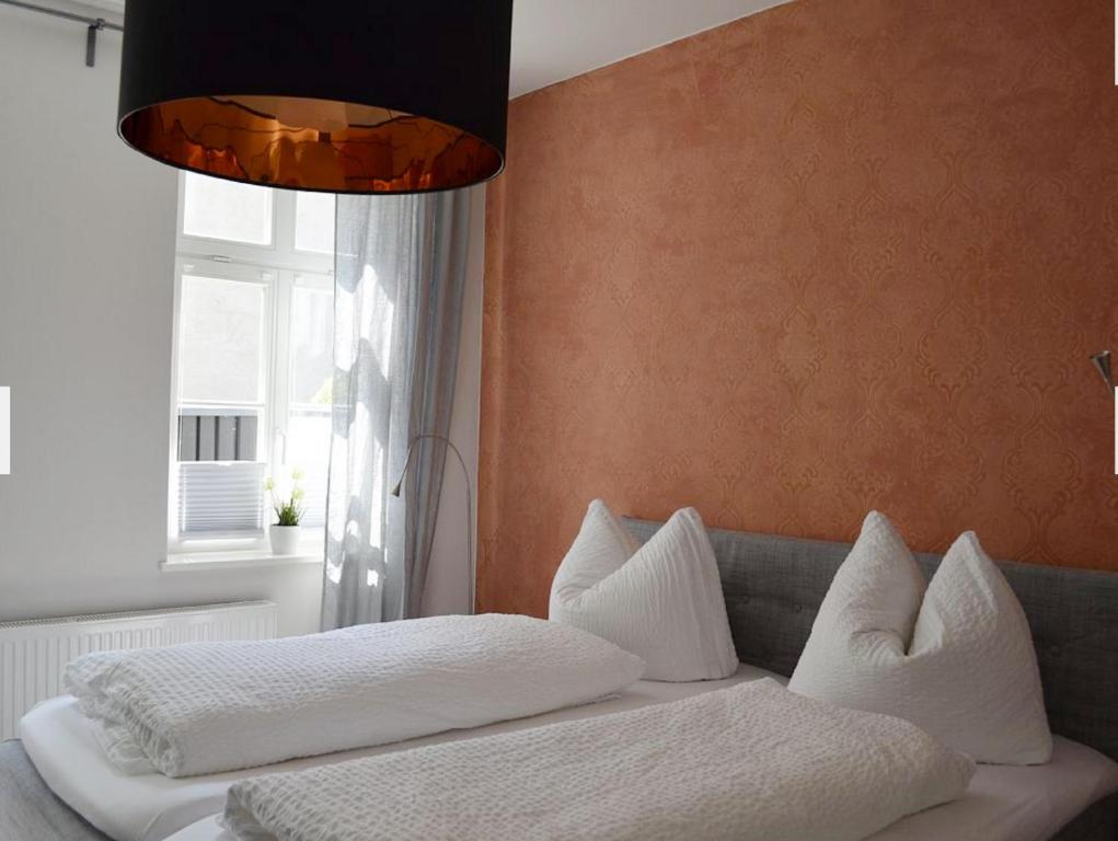 戈斯拉尔Zum Jakobi 1的卧室配有带枕头的沙发和窗户。