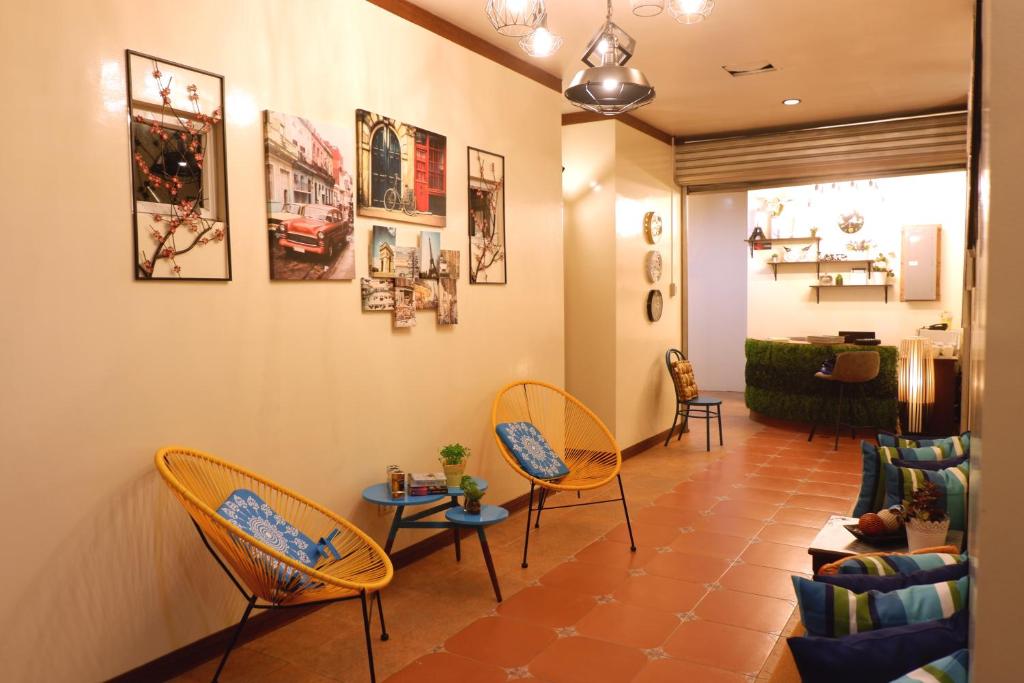 麦克坦The Runway Inn - Mactan Cebu的客厅配有椅子和沙发