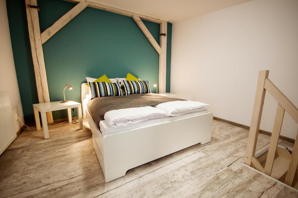 比得哥什Dream Team Pomorska的一间卧室设有一张床和绿色的墙壁