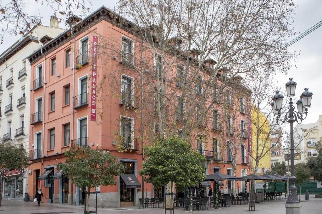 马德里卡门广场小宫殿酒店的城市街道上一座大型红砖建筑