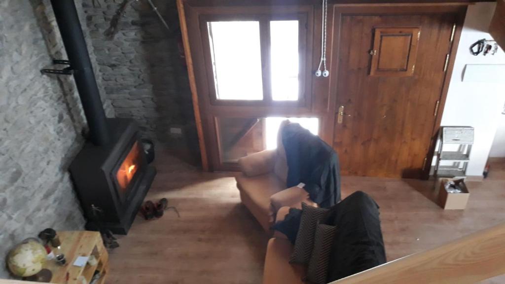 DurroCasa Garrabet的带沙发和燃木炉的客厅