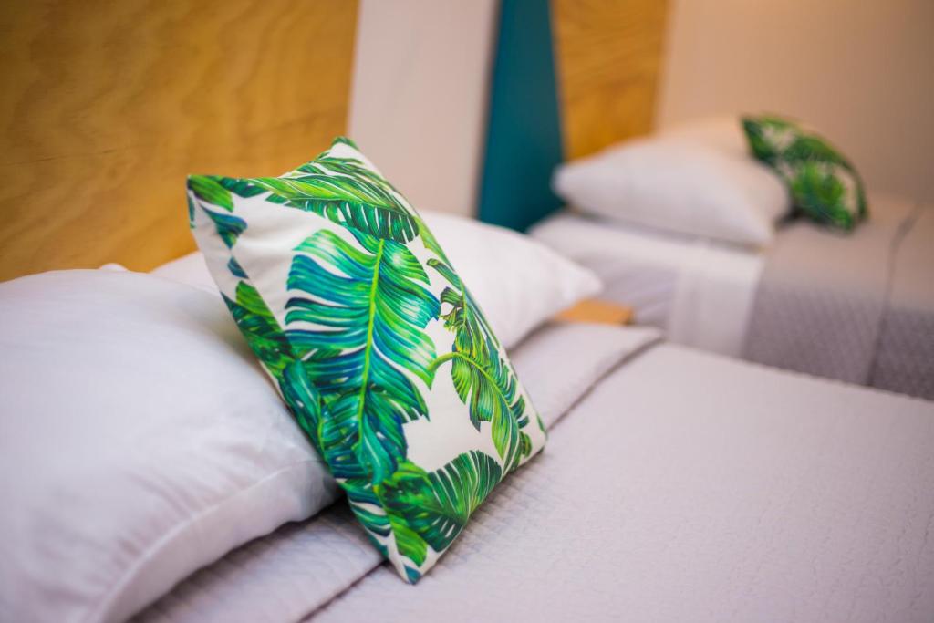 圣萨尔瓦多Hotel Citlalli的床上的绿色和白色领带