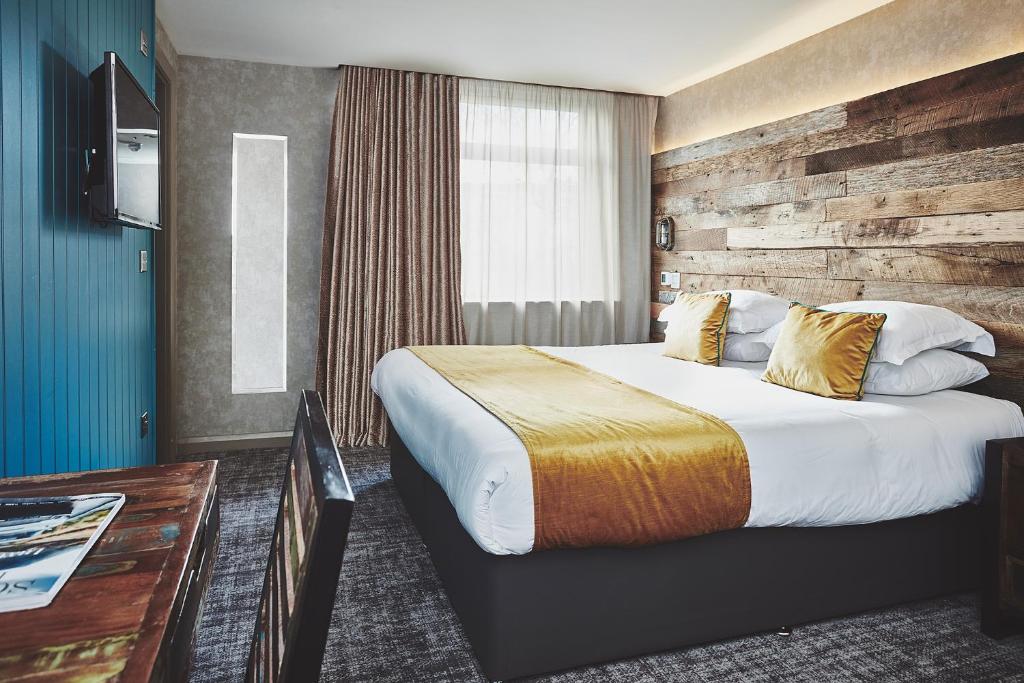 威廉堡嘉瑞森酒店的酒店客房设有床和木墙