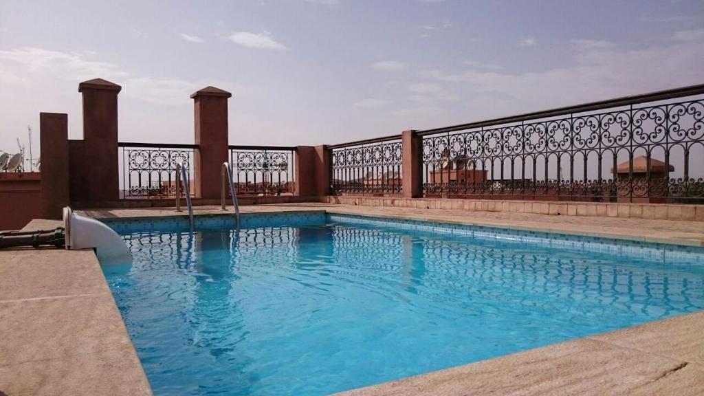 马拉喀什Appartment Jnane Atlas的 ⁇ 前的蓝色海水游泳池