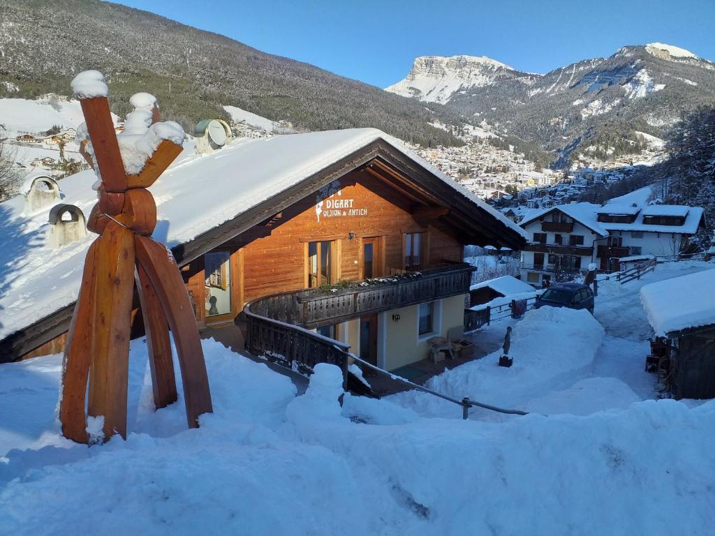 奥蒂塞伊迪加尔特公寓的雪地小木屋,有雪盖屋顶