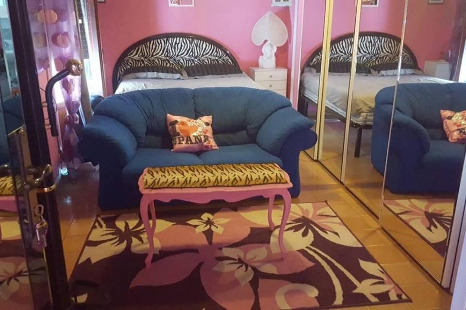 圣费利切-奇尔切奥Appartamento Panoramico的客厅配有蓝色的沙发和床。