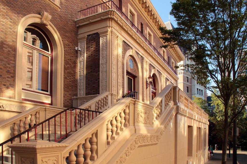 维多利亚不列颠哥伦比亚省的联盟俱乐部酒店的建筑前有楼梯的建筑