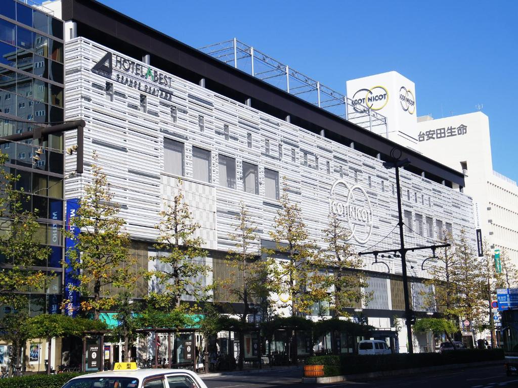 冈山Hotel Abest Grande Okayama的建筑的侧面有标志