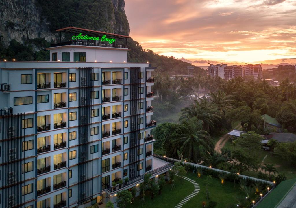 奥南海滩Andaman Breeze Resort - SHA Plus的享有酒店背景的山景