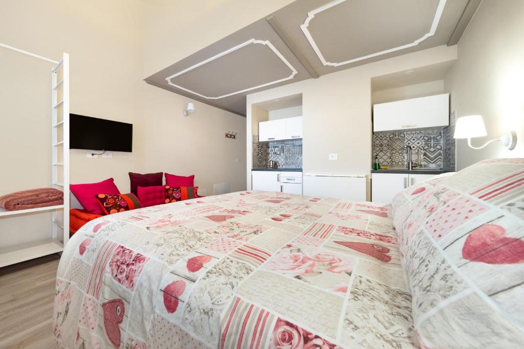 博洛尼亚A Casa Di Luna的一间卧室配有一张带红色枕头的大床