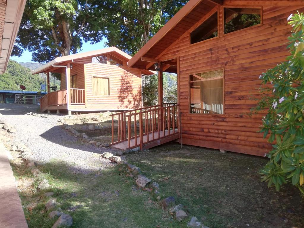 圣赫拉多德多塔Cabañas San Gerardo的小木屋设有门廊和阳台