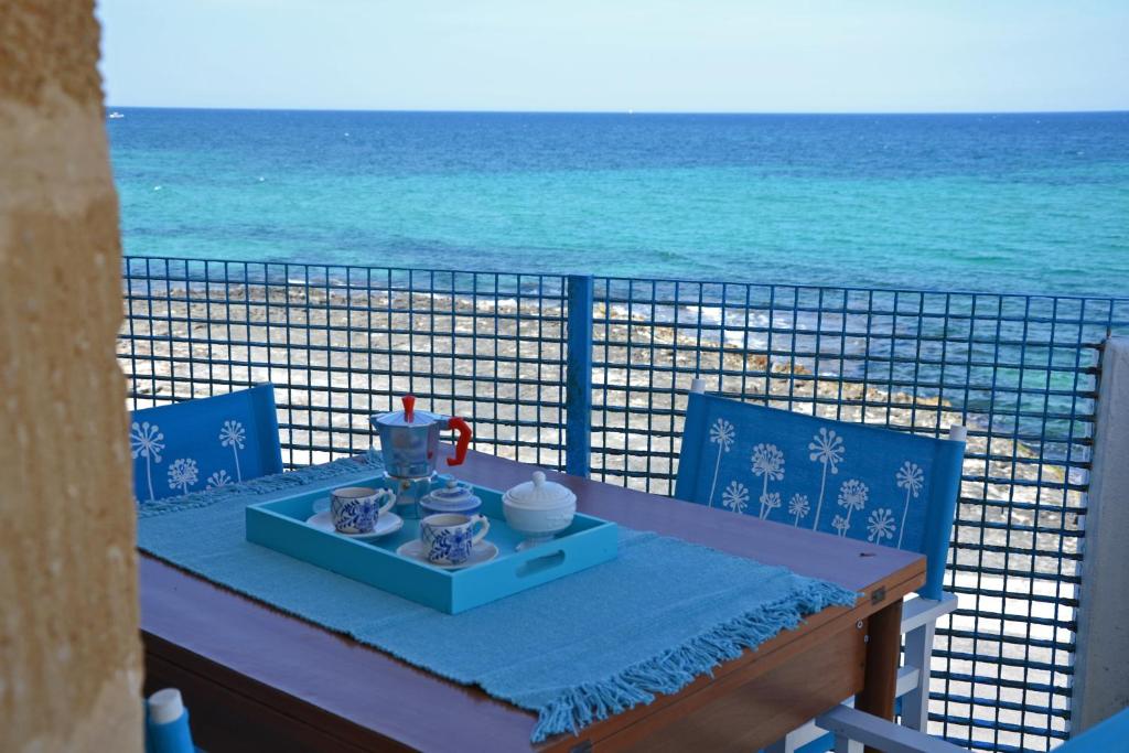 维拉诺瓦Casa Corallo的海景阳台上的桌子