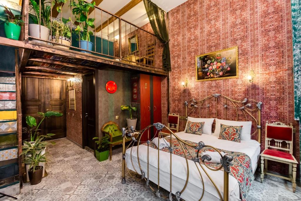 第比利斯提弗里斯精品酒店的一间卧室设有一张床和砖墙