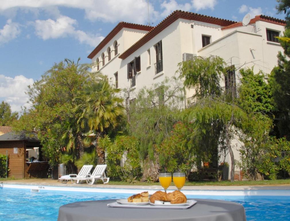 圣博伊德约布雷格城堡酒店的桌子,旁边放着两杯橙汁