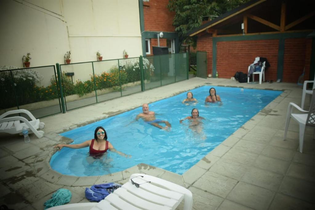 埃博森Complejo Turistico Bambu的一群人在游泳池里