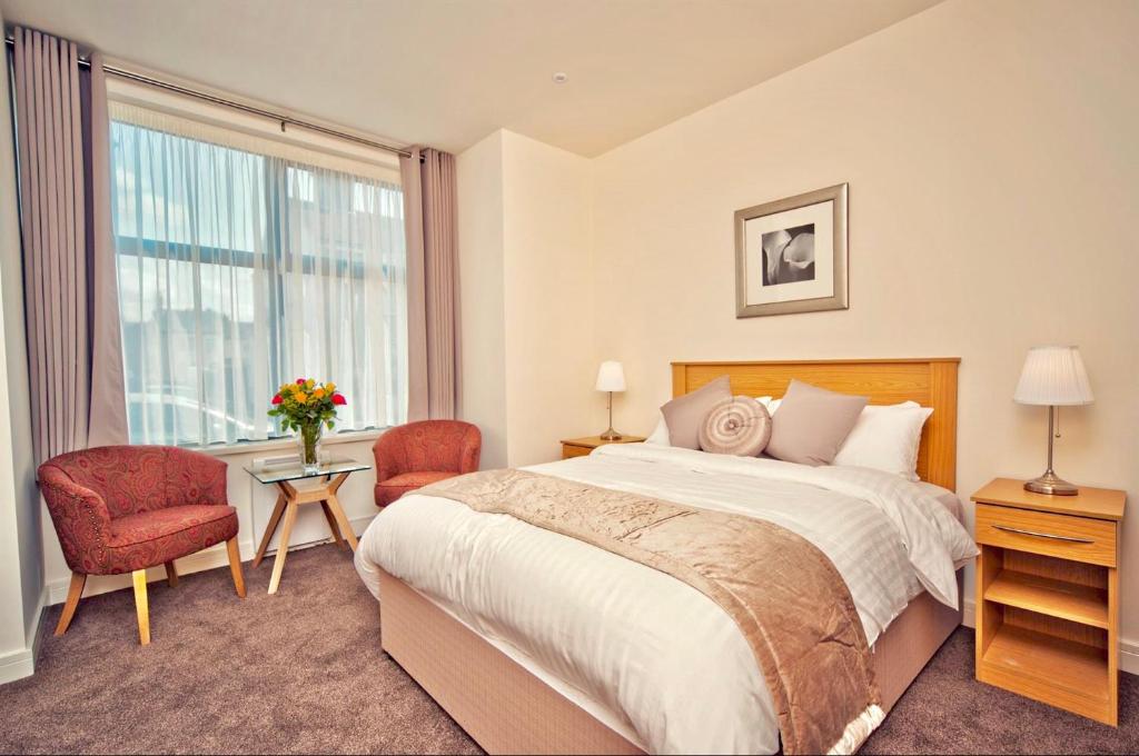 克利索普斯伯灵顿酒店的一间卧室设有一张大床和一个窗户。